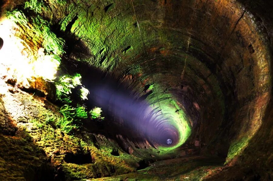 Месте не очень глубокая. Колодец Вудингдин. Вудингдин самый глубокий колодец в мире. Кенигштайн колодец. Пещера вид сверху.