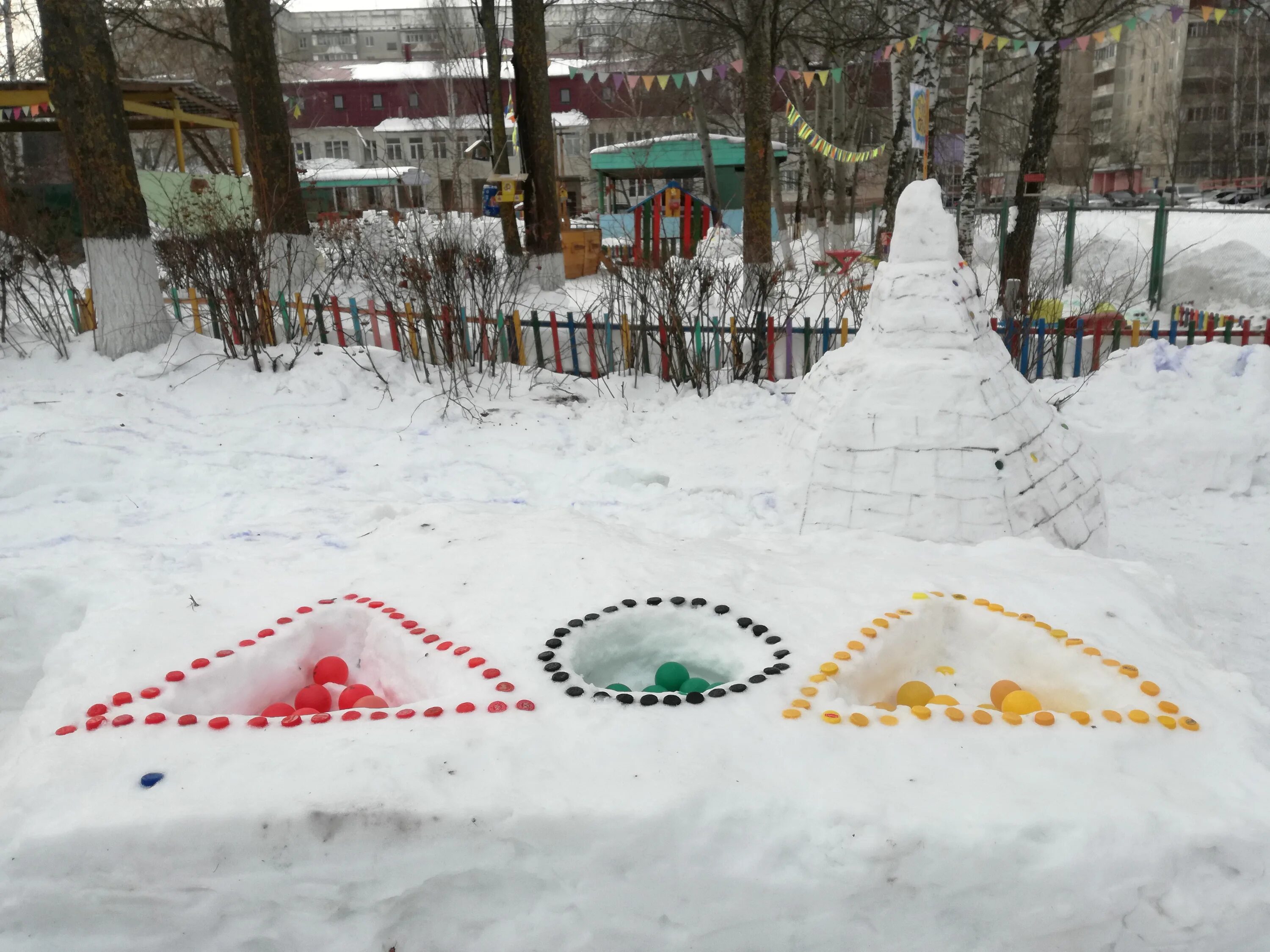 Конкурс зимних участков в доу. Смотр зимних участков. Смотр конкурс зимний участок. Украшение зимних участков в детском саду. Уличное творчество на снегу.