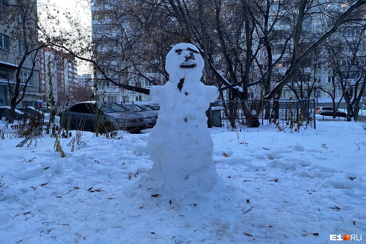 Сильный Мороз. Весенний Снеговик в переулке. День счастливых снеговиков 25 января. Морозы в Москве. В екатеринбурге потеплеет