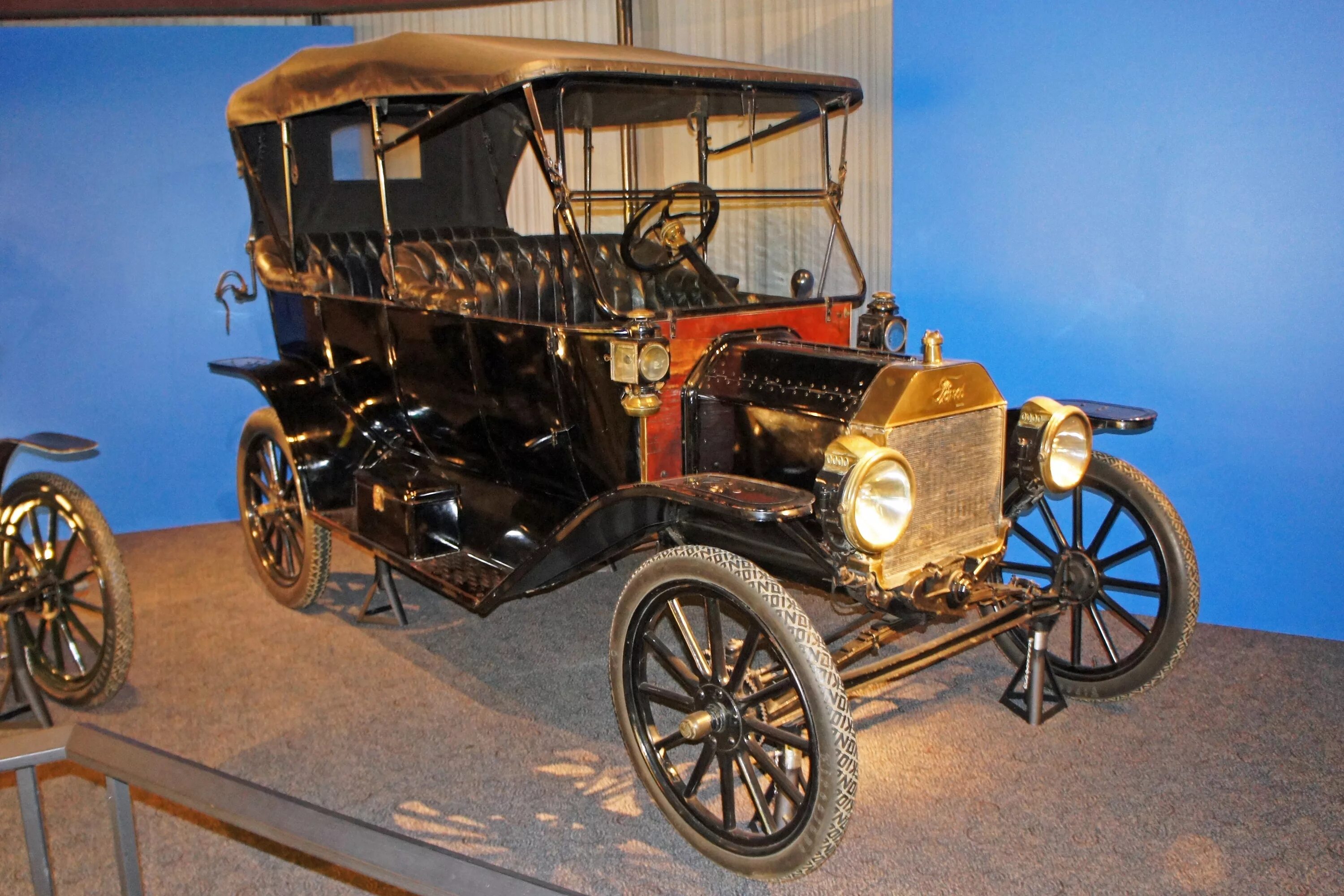 Первый автомобиль в москве. Форд модель т 1913. Электромобиль Форда 20 века. Форд модели т 1920.