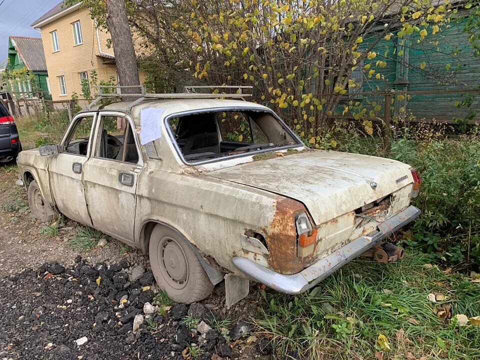 Заброшенная машина во дворе. Старые брошенные автомобили. Бесхозные автомобили. Брошенное транспортное средство. Москвич 412 ржавый.