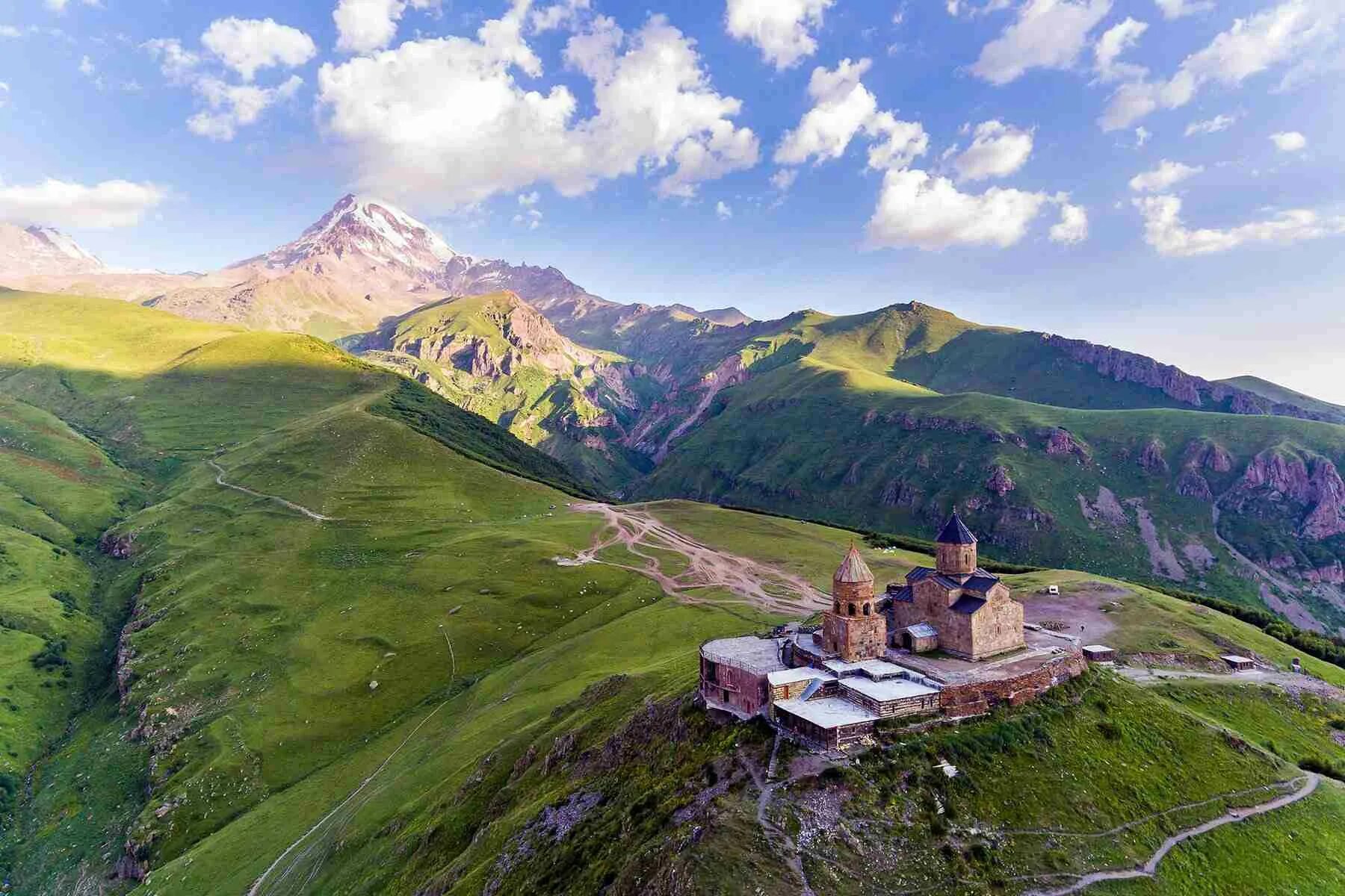 Georgia armenia. Храм Святой Троицы Гергети. Церковь Гергети Грузия. Грузия храм Святой Троицы Гергети. Казбеги Церковь Гергети.