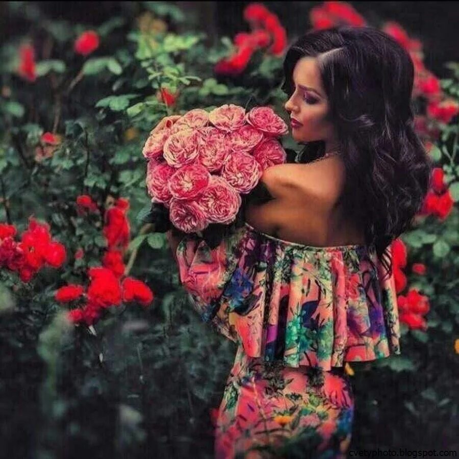 Фото брюнеток с цветами. Девушка в цветах. Брюнетка с цветами. Брюнетка с букетом цветов.