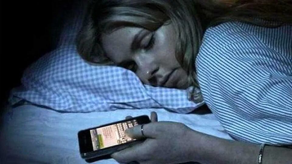 Играть в телефоне ночью. Уснул за телефоном. Заснувшие перед телефоном. Уснул перед телефоном.