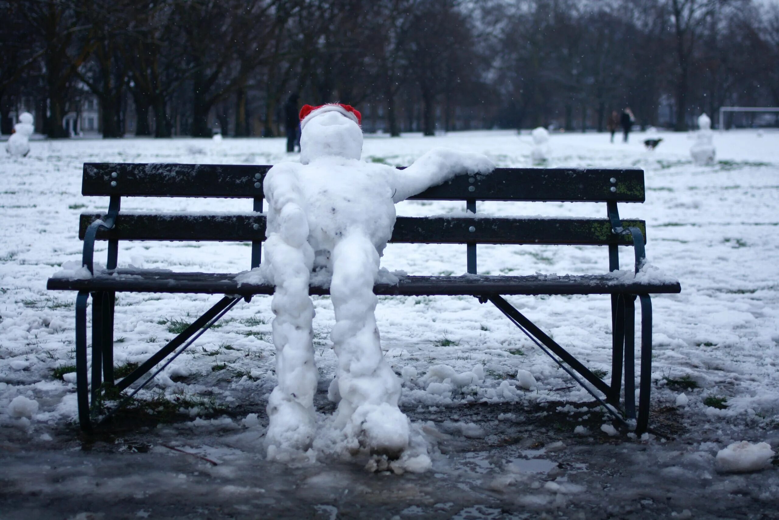 Сильный холод 5. Снеговик на скамейке. Снеговик фото. Мокрый снег. Снеговики на скамейке фото.