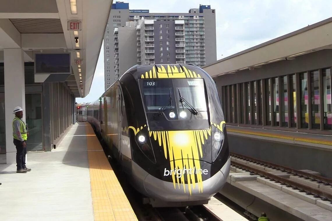 Train arrives at the station. Train arrives at. arrive at the station. the train arrives at train station. картинка the train arrives at.