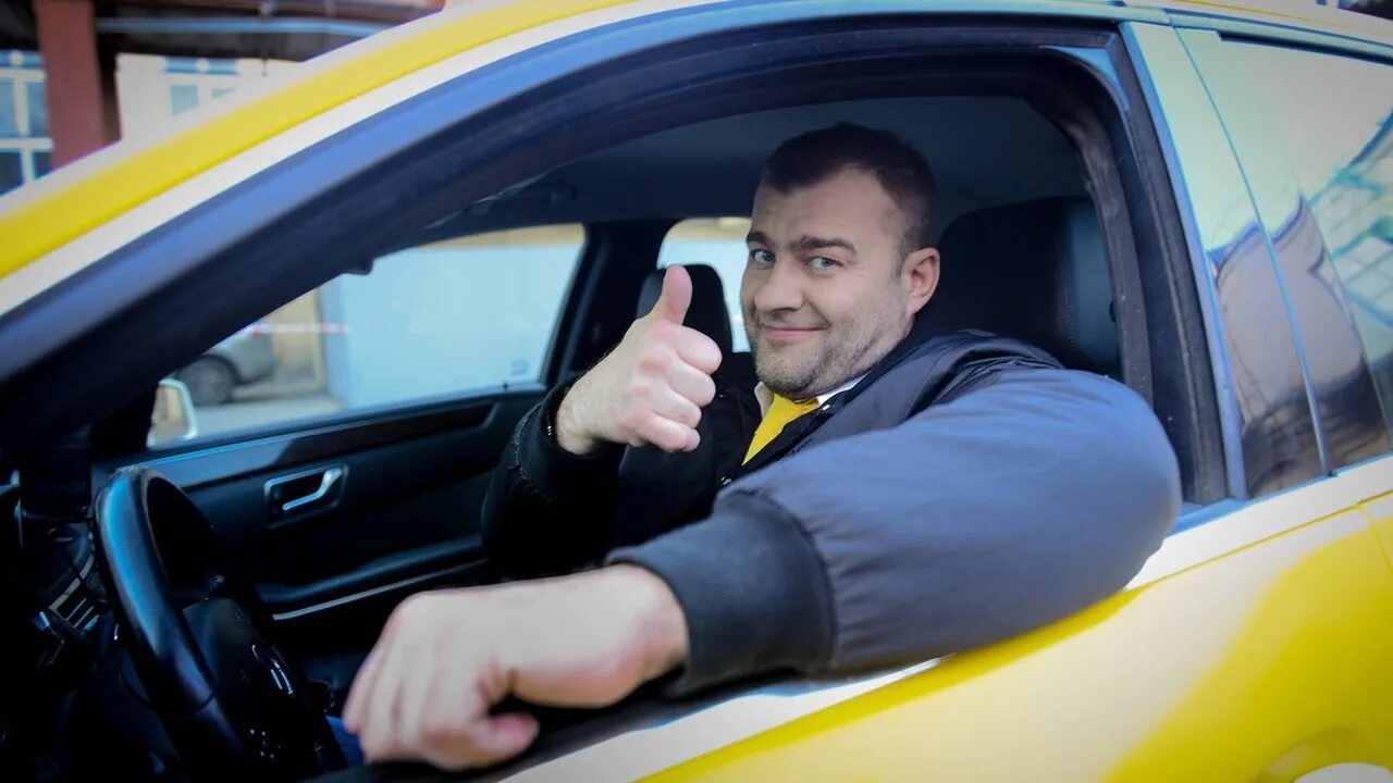 Работа на личном автомобиле легковом в москве. Водитель такси. Водитель авто. Таксист за рулем. Радостный таксист.