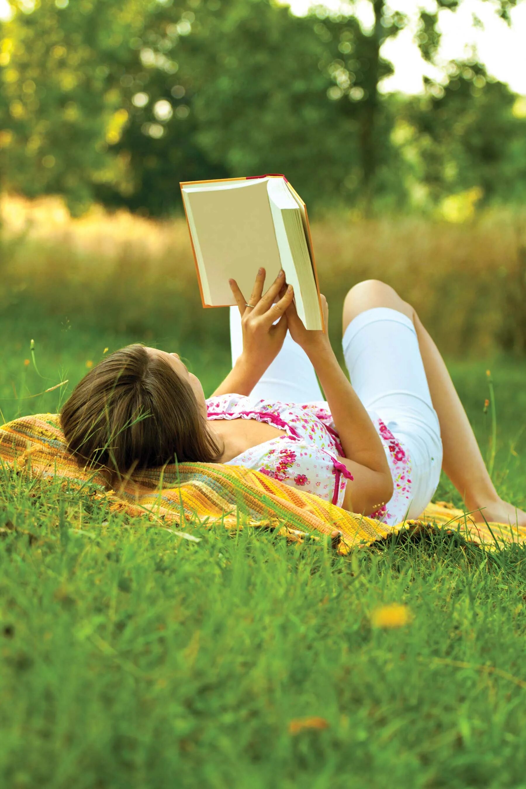Время проведенное с книгой. Лето с книгой. Летняя фотосессия на природе. Чтение книг. Девушка с книгой.