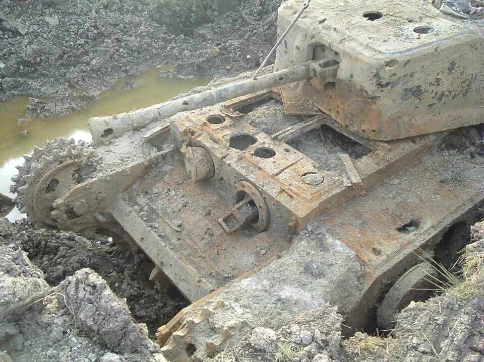 Танк в земле. Немецкий танк в болоте. Что находят в найденных танка. Раскопки немецких танков. Что находят в найденных танка.