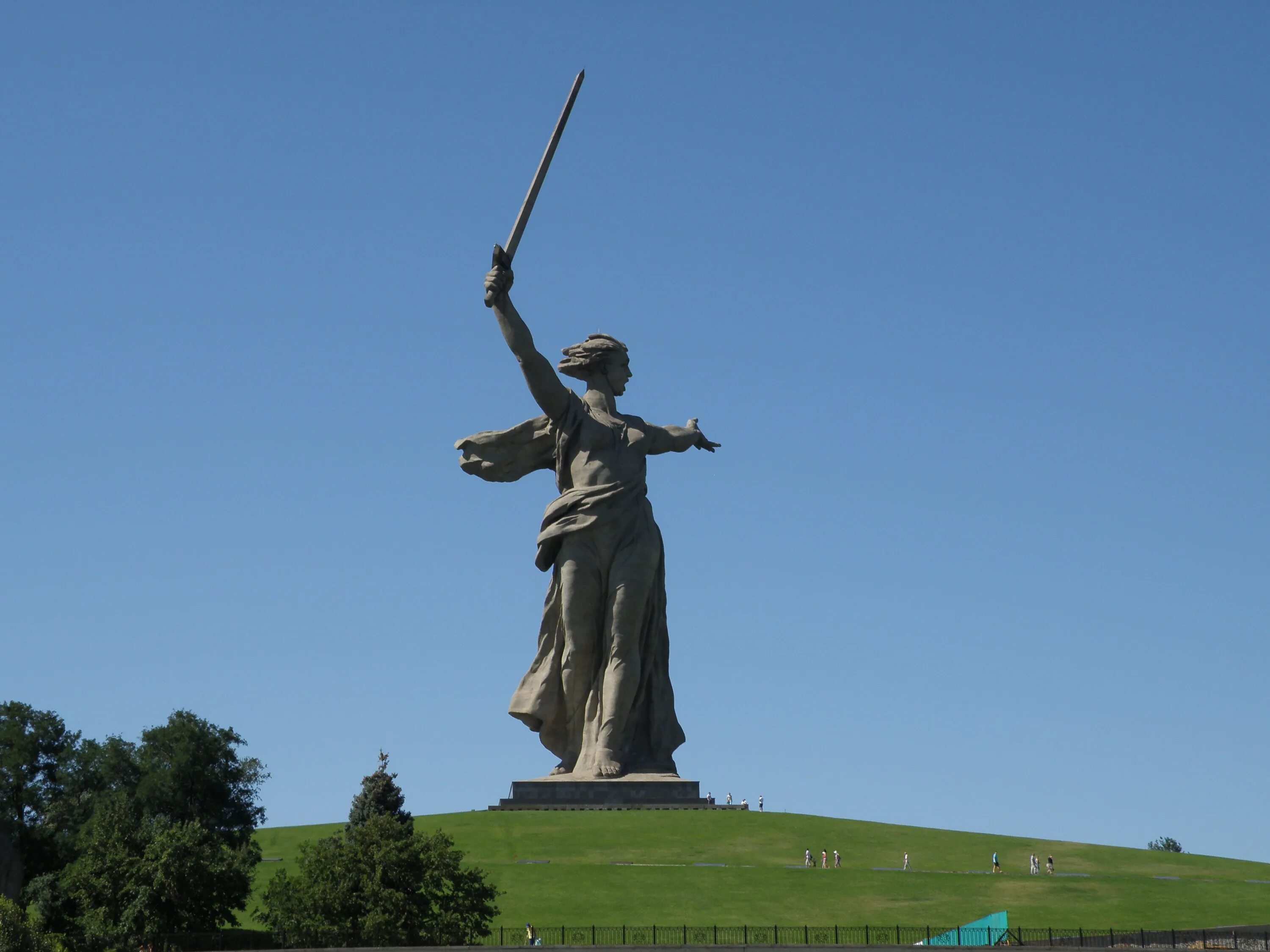 Известный памятник в волгограде. Волгоград Родина мать Мамаев Курган. Мамаев Курган и монумент «Родина-мать». Памятник Родина-мать на Мамаевом Кургане в Волгограде. Скульптура Родина-мать зовет на Мамаевом Кургане.