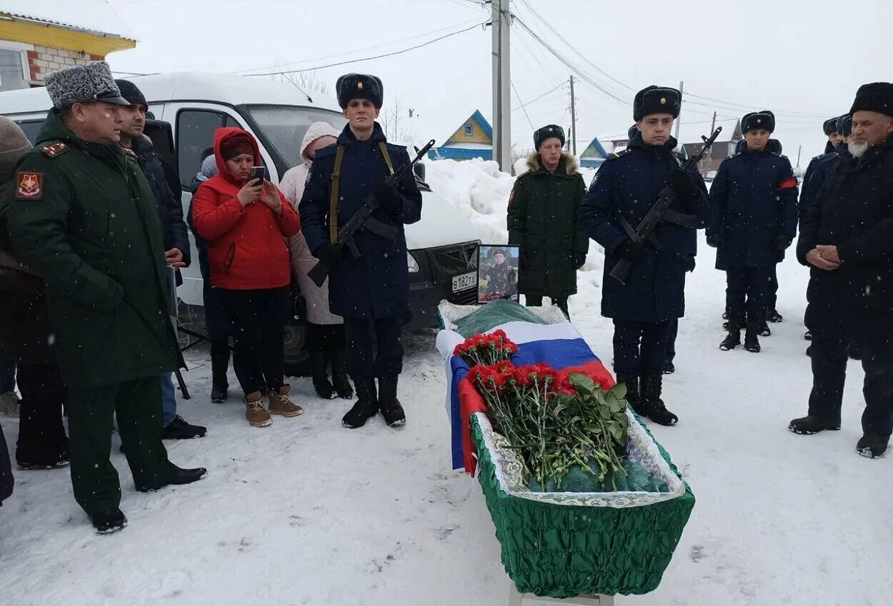 Динаф Касимов военнослужащий. Похороны военнослужащего. В Перми простились с погибшими. Похороны солдат погибших в Украине.