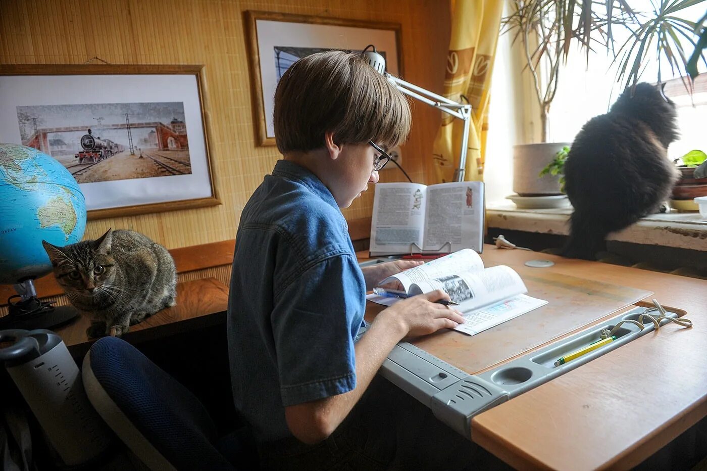 дистанционное обучение ученикам. компьютер в школе. компьютер для школьника. компьютер для школьника. ребенок за компьютером.