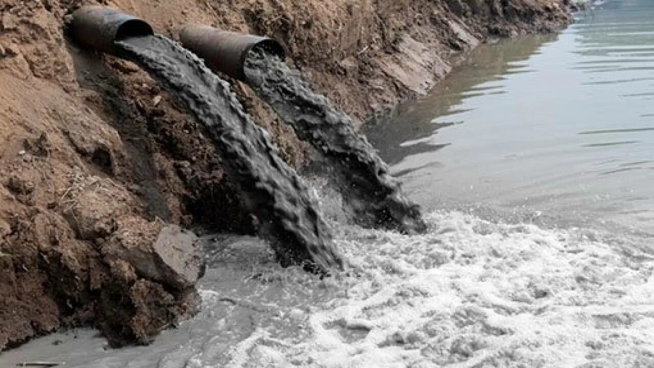 В реки и в дальнейшем. Неочищенные сточные воды. Загрязнение воды. Промышленные сточные воды. Загрязнение рек.