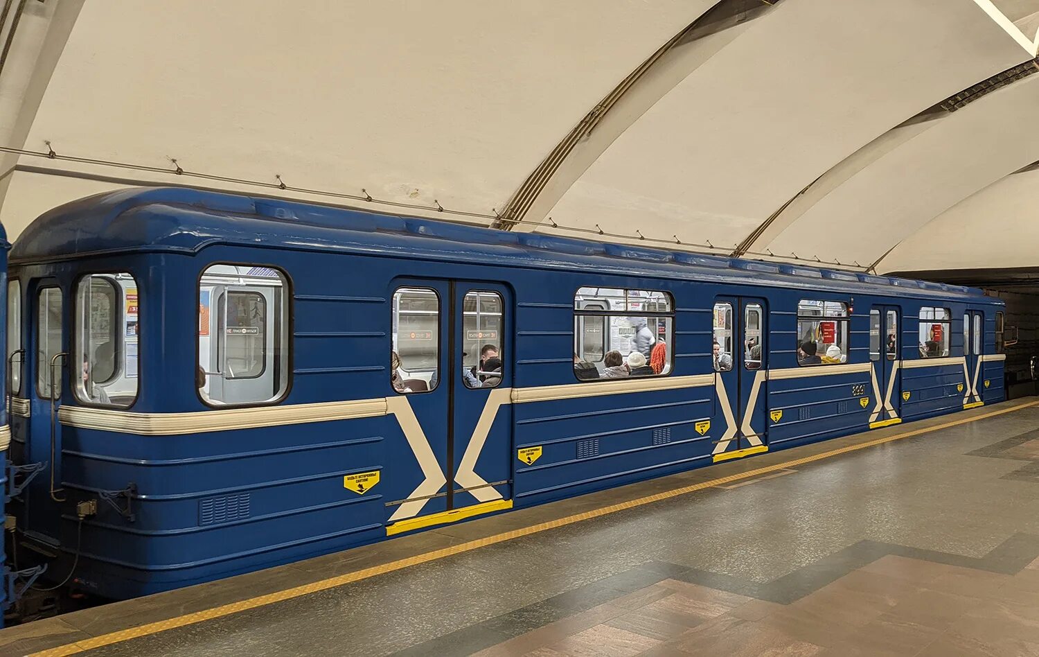 Вагон метро минск. Поезд метро штадлер. Вагон метро минск. Вагон метро минск. Салон минск 81 717.