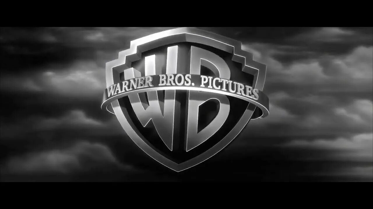 Варнер фф. Уорнер бразерс Пикчерз. Warner Bros DC Comics 2005. Уорнер бразерс и легендари Пикчерз. Логотип ворнер бразерс.