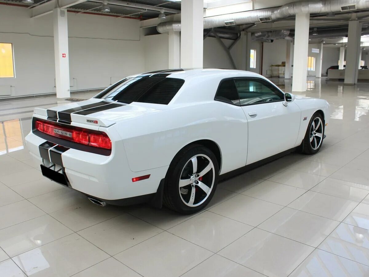 Купить додж б у. Додж Челленджер 6.4 srt8. Додж Челленджер белый. Dodge Challenger III Рестайлинг. W124 dodge Challenger.