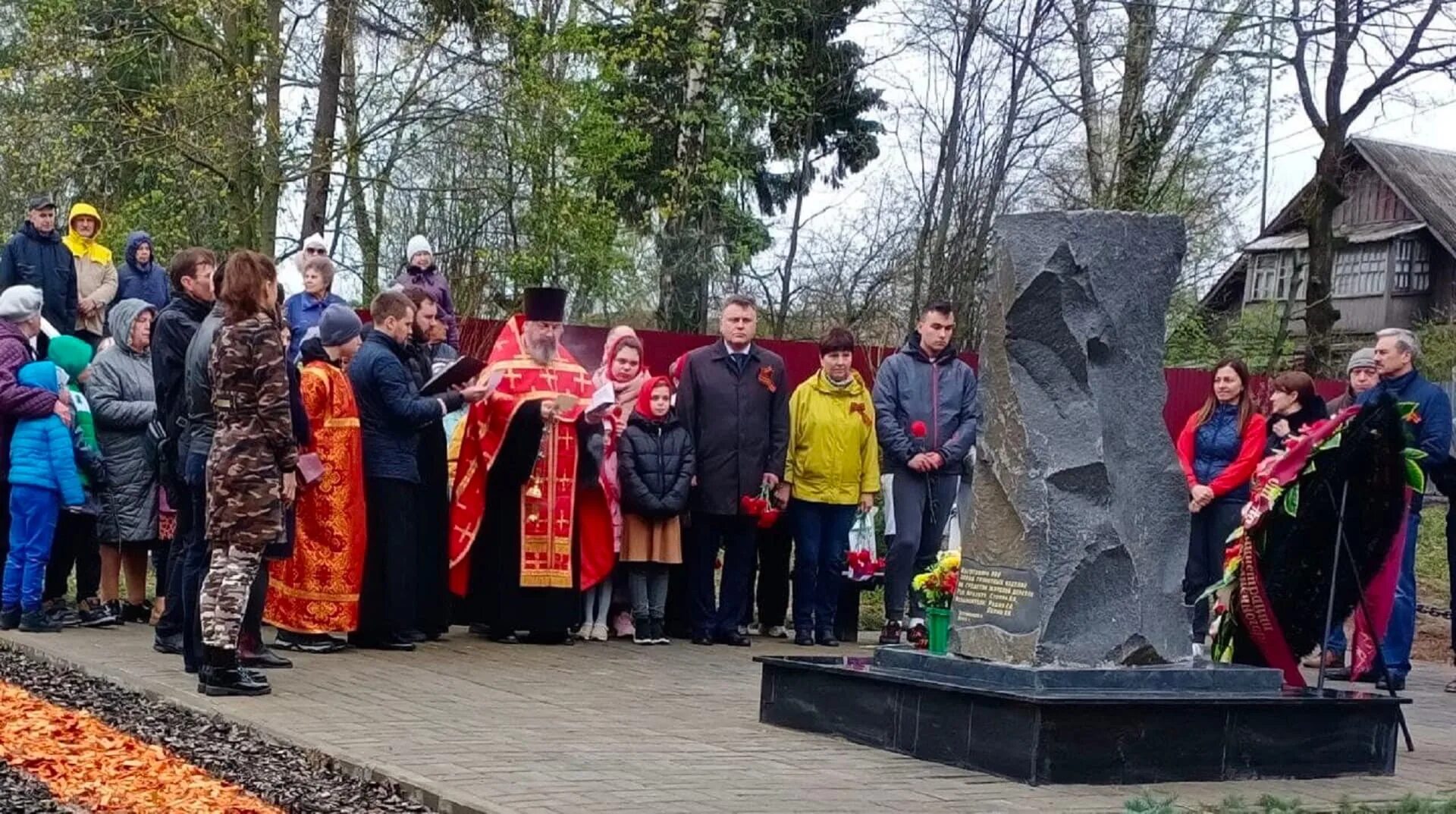 Деревня пал. Церковь в Подолино Солнечногорский район. Поминовение павших воинов. День поминовения павших воинов. Поминовение воинов 9 мая.