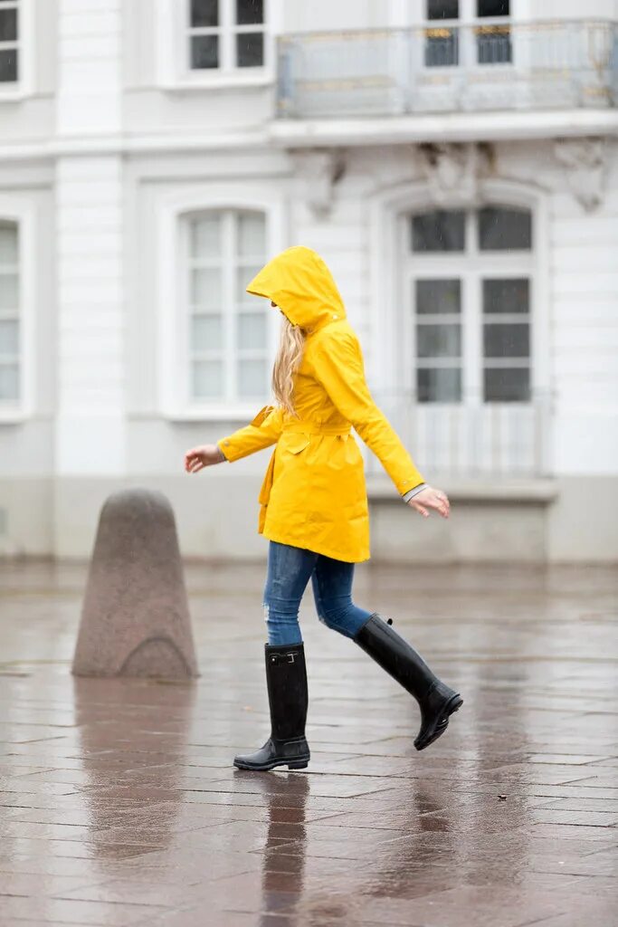 В кармане шуба плащ и сапоги. В кармане шуба плащ и сапоги. Байкерские ботинки с пальто. В кармане шуба плащ и сапоги. Латексный плащ женский от дождя.