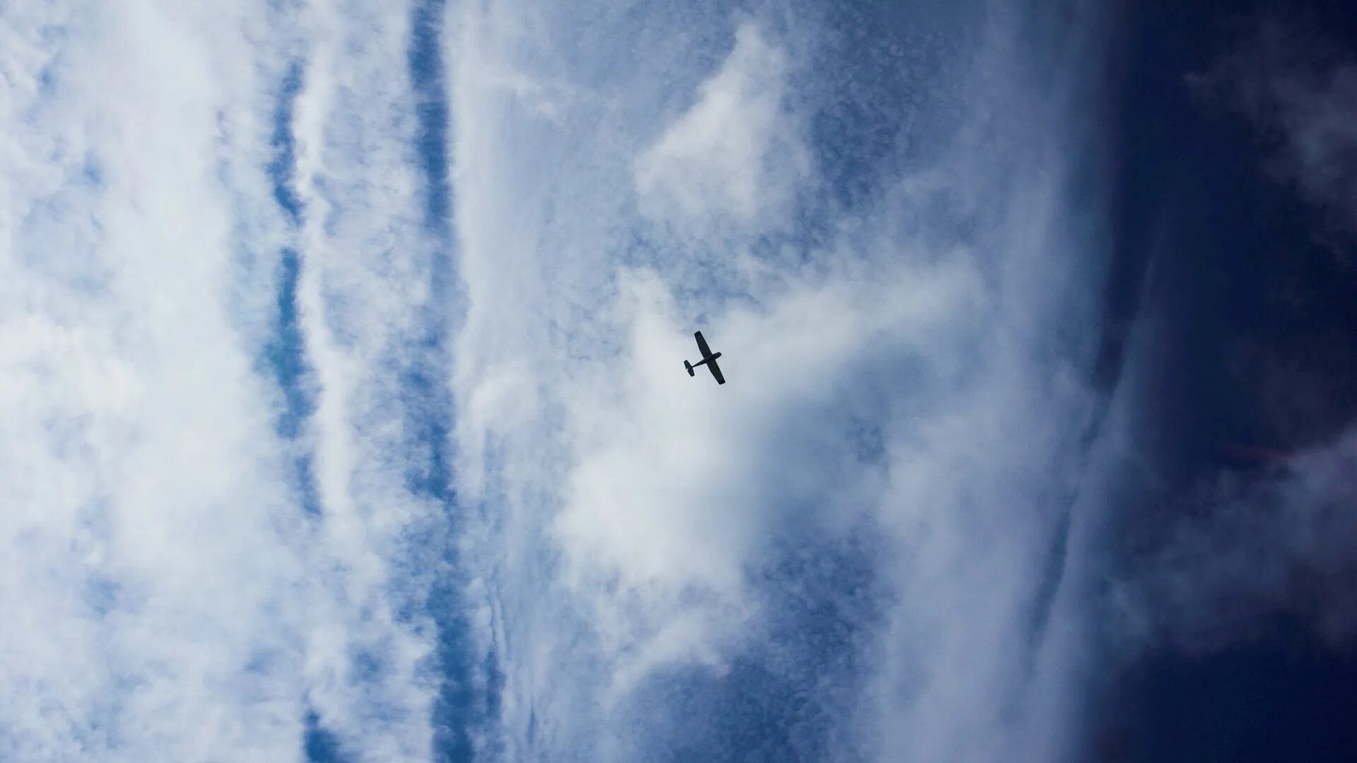 Самолёт высоко в небе. Самолет в облаках. Самолет в небе. Небо высоко.