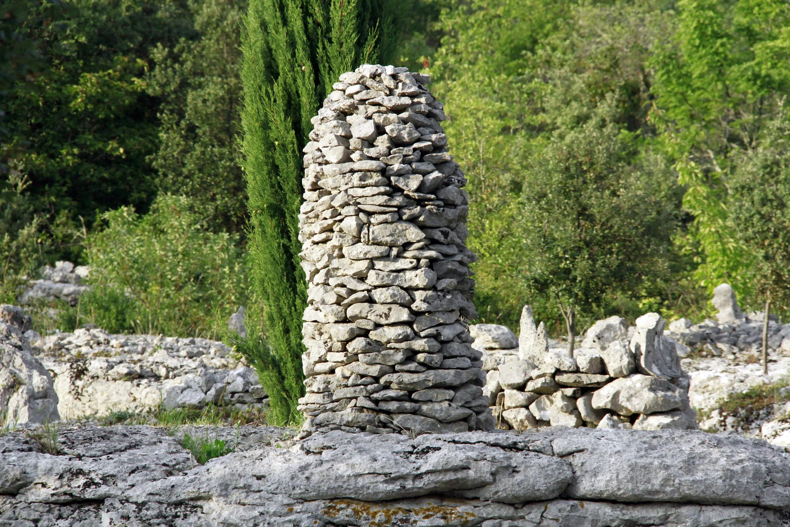 Монумент из камней. Высокие каменные обелиски. Древние памятники из камня. Камень для памятника.