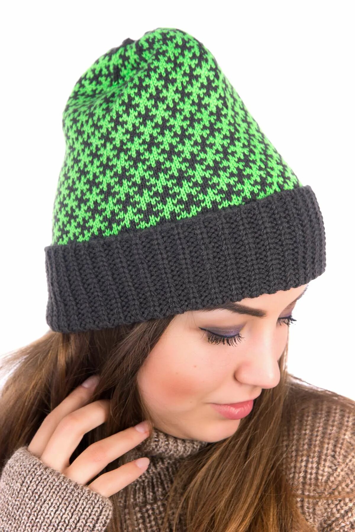Шапка молод. Шапка молодежная женская наталка. knit hatshatsstricken. вязаные шапки молодежные для девушек. youth шапка. необычные молодёжные шапки вязаные.