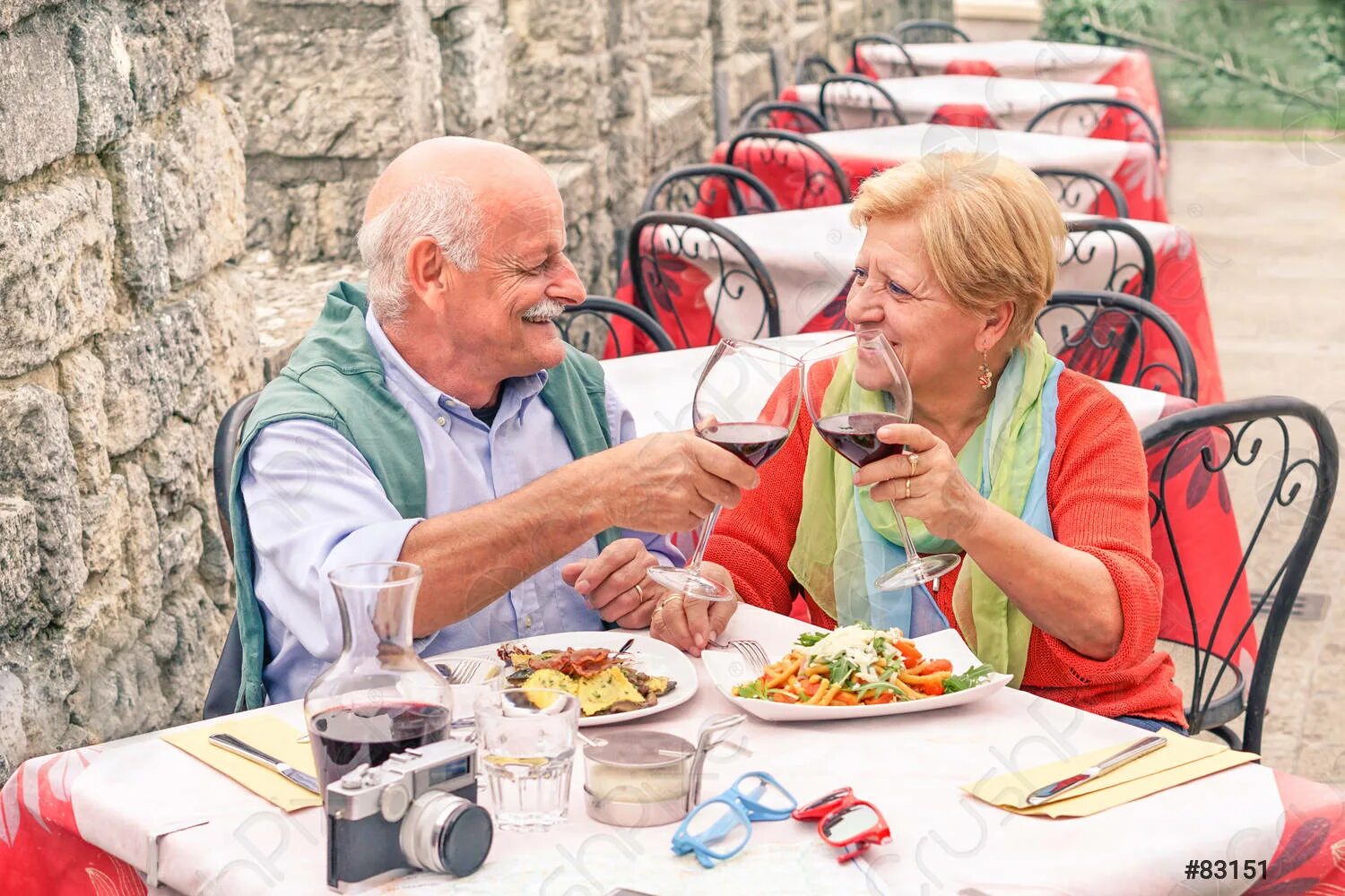 Сколько лет было старику. Старики в Италии. Пожилые люди. Итальянцы пенсионеры. Пенсионеры в кафе.