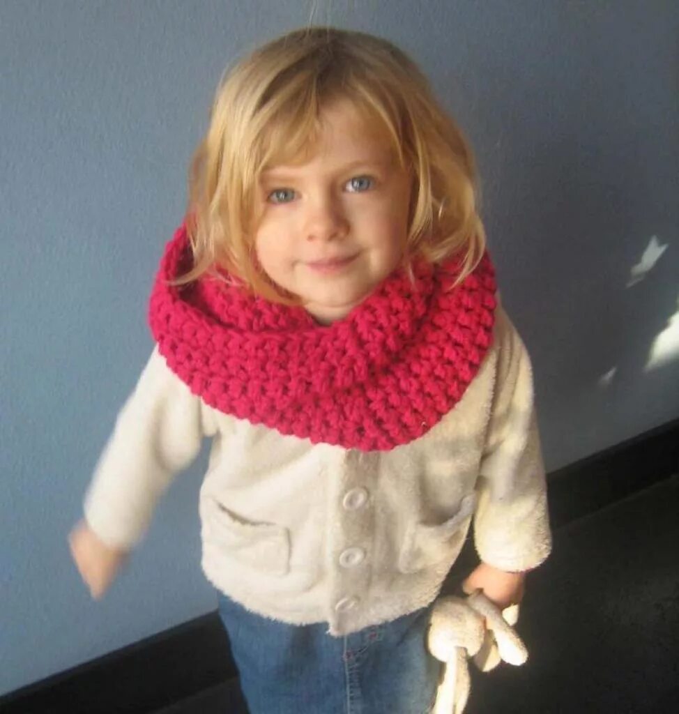 Хомут для девочки спицами. Шарф снуд для детей. Снуд детский. Снуд для девочки. Шарф снуд детский.