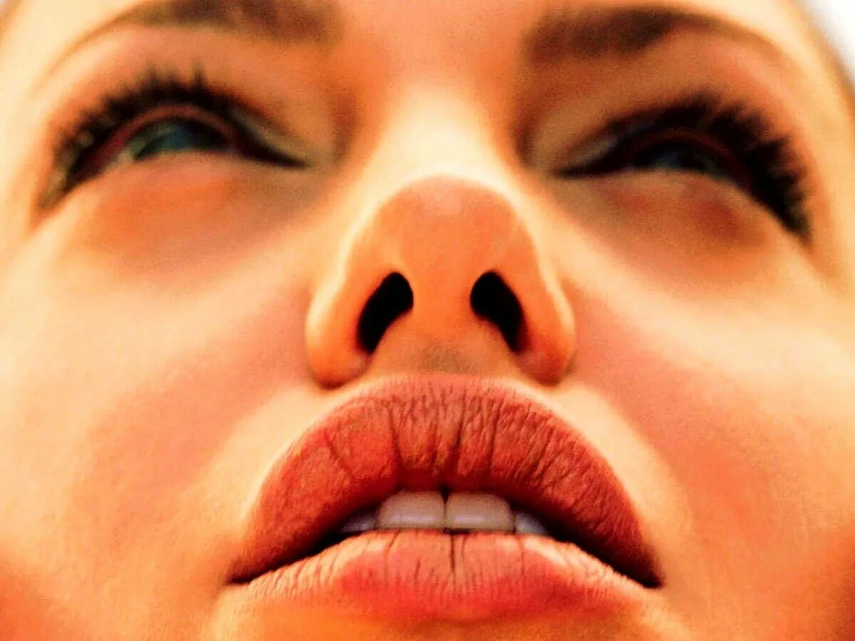 Анджелина Джоли рот. Пухлые губы Анджелины Джоли. Анджелина Джоли рот губы. Лицо девушки крупным планом.