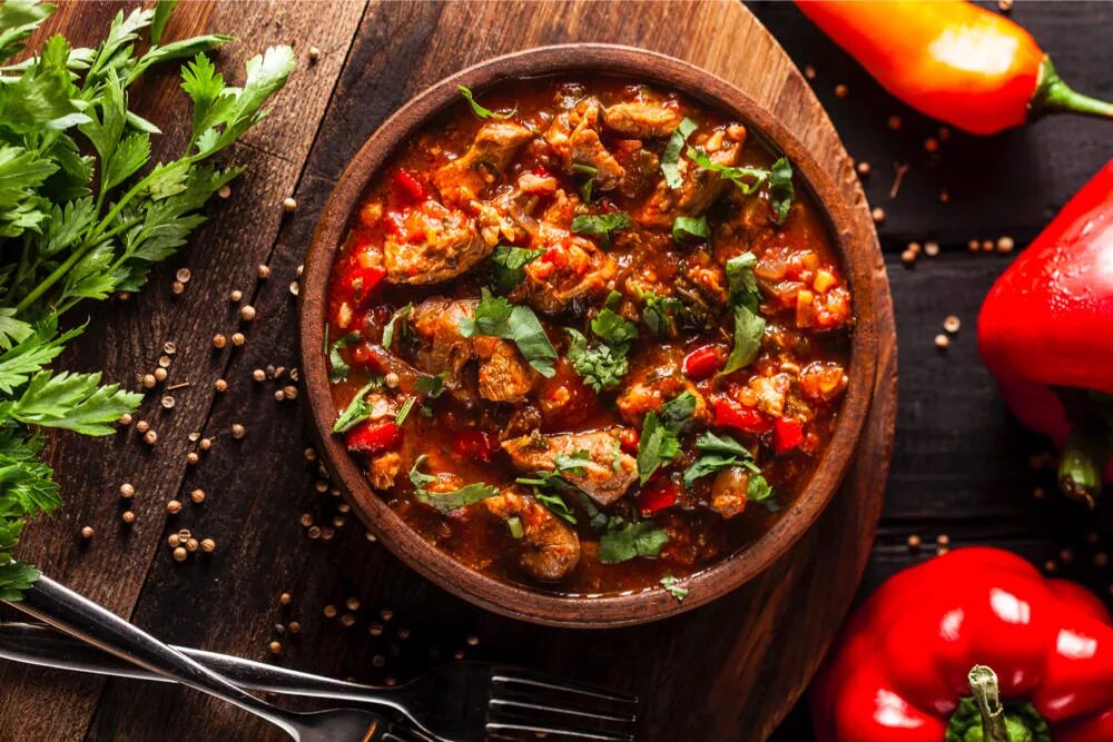 пиросмани на кеци. грузинский чашушули. грузинский чахохбили. грузинская кухня чашушули. чашушули с говядиной.