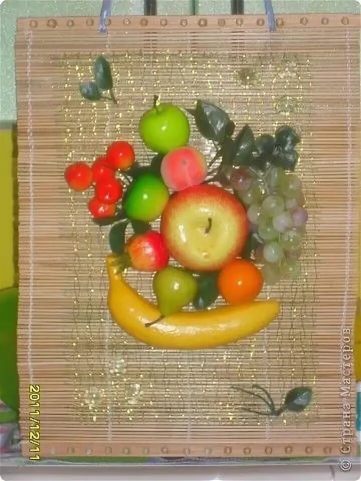 Панно из искусственных цветов и фруктов. Панно с искусственными фруктами. Панно из фруктов. Панно из искусственных фруктов и овощей. Панно из искусственных фруктов.