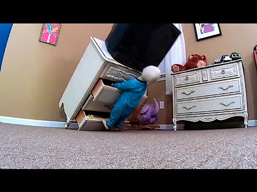 Включи видео шкаф. Шкаф падает на ребенка. Шкаф упал. Шкаф упал на ребенка. Смешная тумбочка.