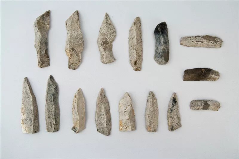 каменные ножи первобытных людей. культура кловис северной америки. орудия труда орудия каменного века. орудия труда первобытного человека каменного века. каменные орудия труда древних людей.