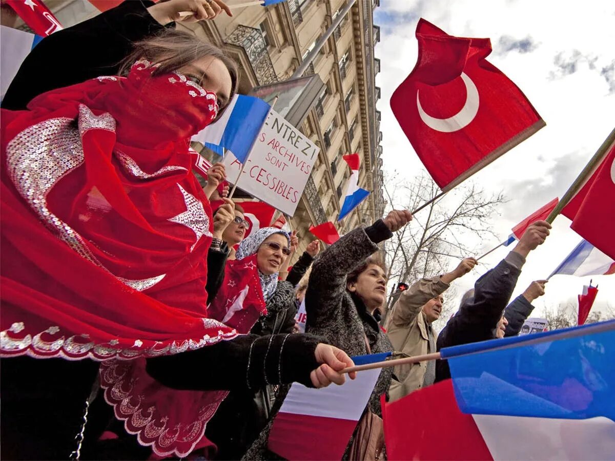 V turkey. Против Турции. Франция против Турции. Турецкий флаг. French Armenian.