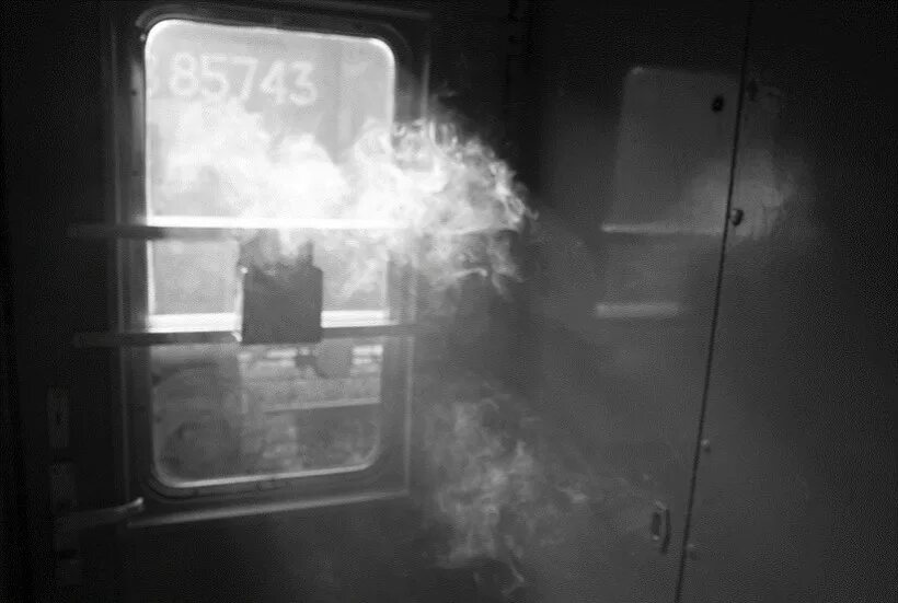 Можно ли курить в поезде дальнего. Курит в тамбуре. Курение в тамбуре поезда. Тамбур в поезде. Задымление в поезде.