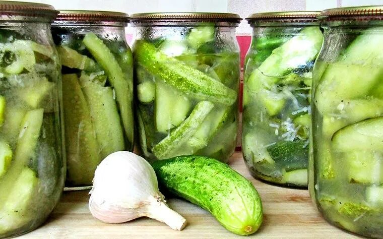 Пальчики огурцов на зиму. Огурцы закуска на зиму. Салат из огурцов на зиму. Салат из переросших огурцов на зиму. Салат из огурцов на зиму пальчики оближешь.
