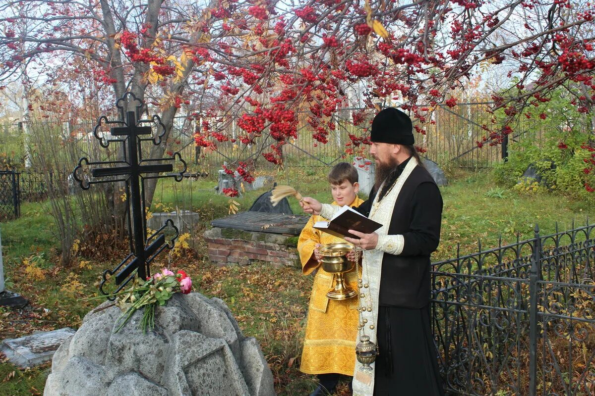 Кладбище Карпинск. Могила жены. Могила мужа Семиной. Могилы жен музыкантов.