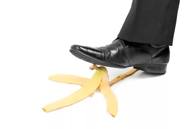 Человек кожура. Нога на банановой кожуре. Наступил на банан. Кожура банана на стопу ноги. Наступить на кожуру банана.