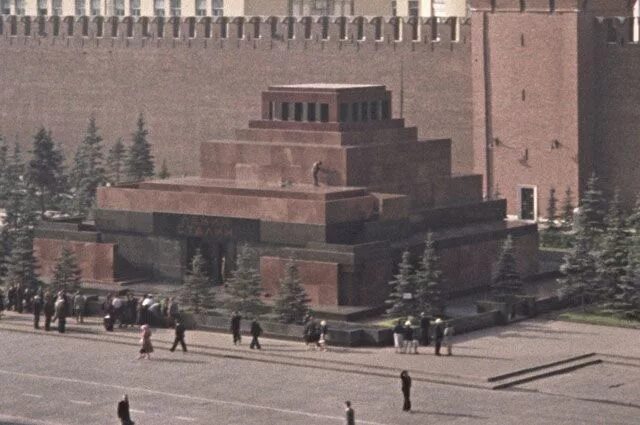 Сколько сталин лежал в мавзолее. Мавзолей ленина и сталина. мавзолей ленина - сталина в москве. мавзолей ленина 1961.