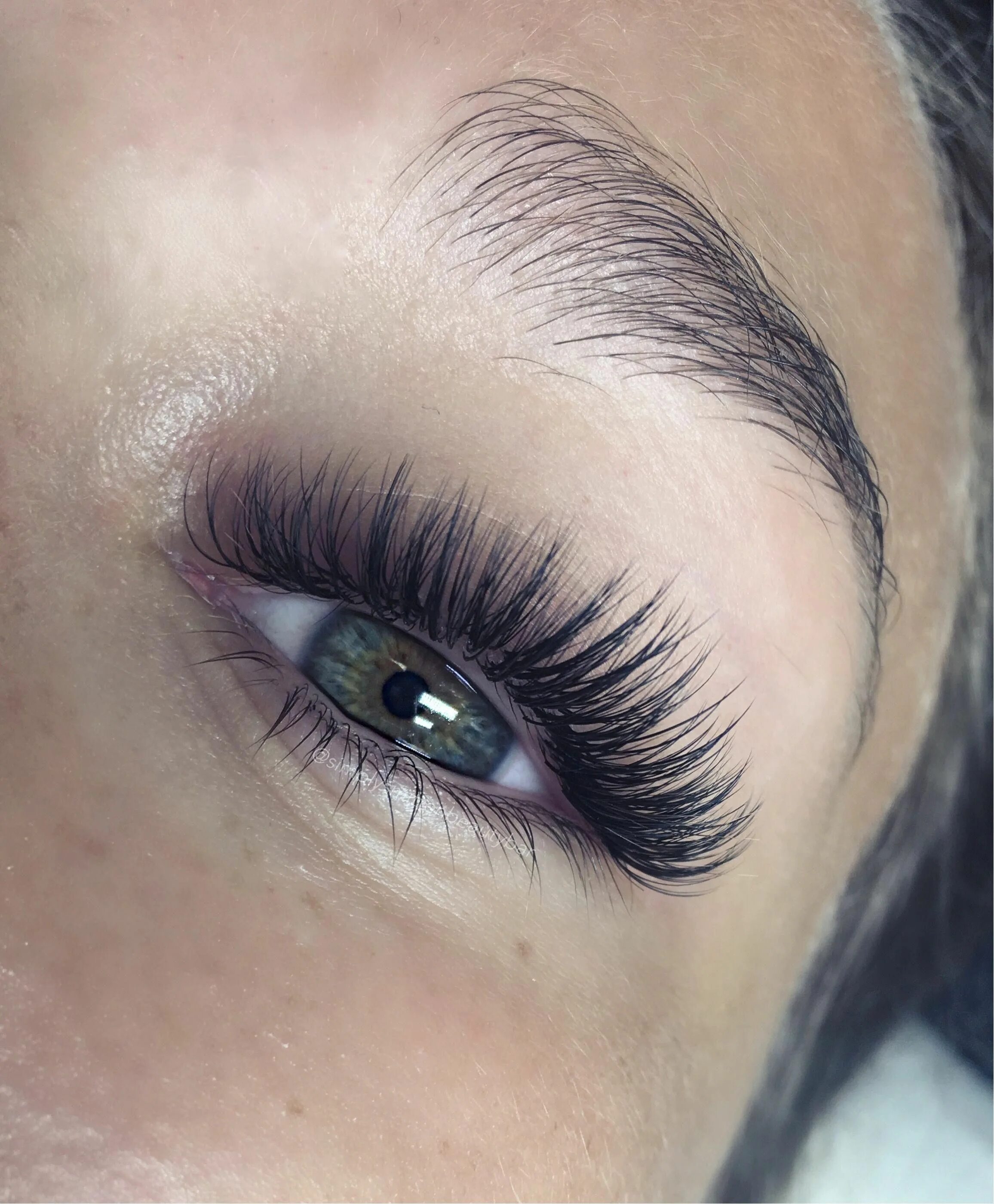 Lashes ресницы наращивание. Ресницы для наращивания. Мокрый эффект ресниц. Мокрый эффект в наращивании ресниц. Эффект американка на ресницах.