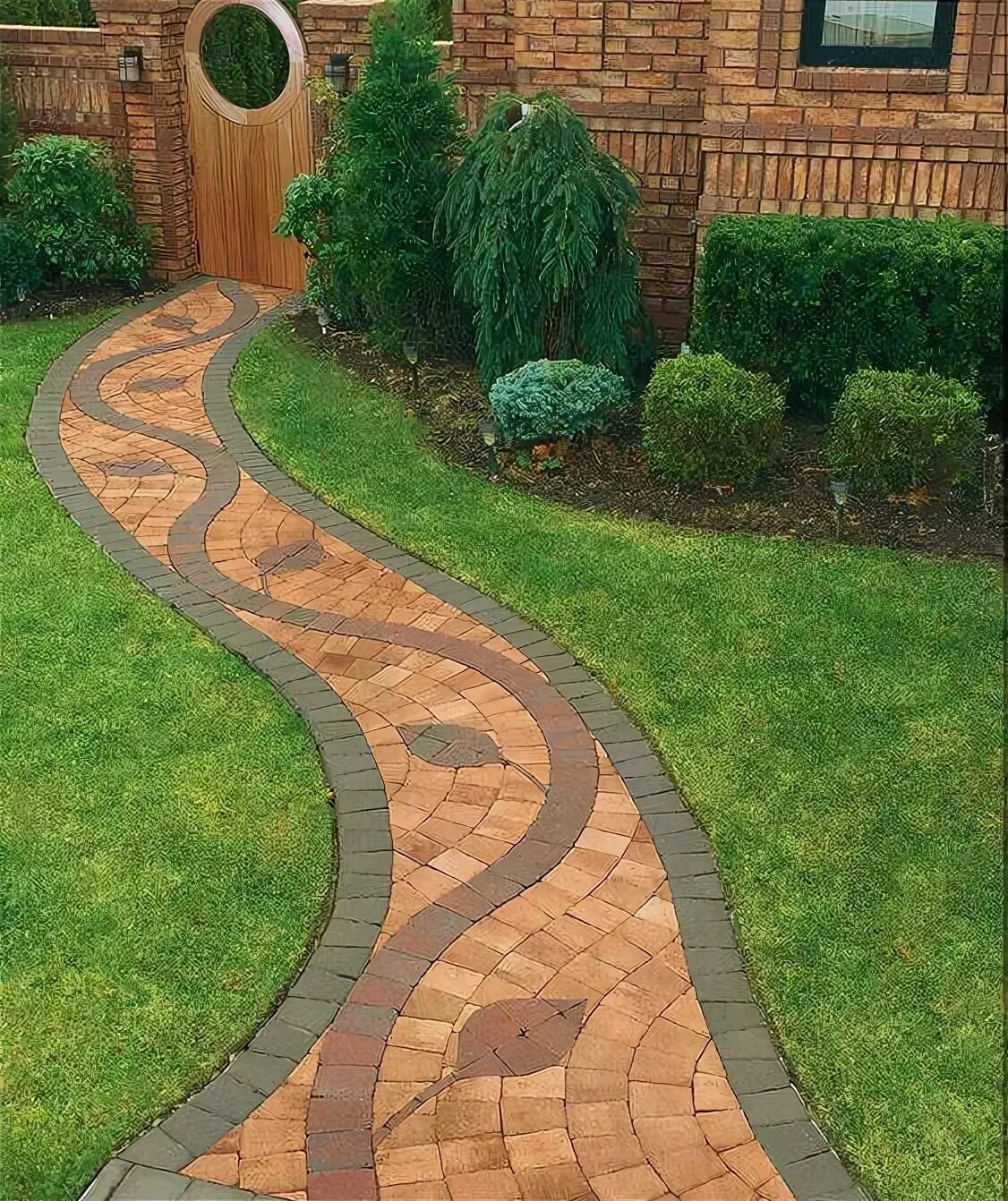 Плитка которой выложена площадка и дорожки. Красивые садовые дорожки. тротуарные дорожки в саду. извилистые дорожки в саду. ландшафт дорожки.