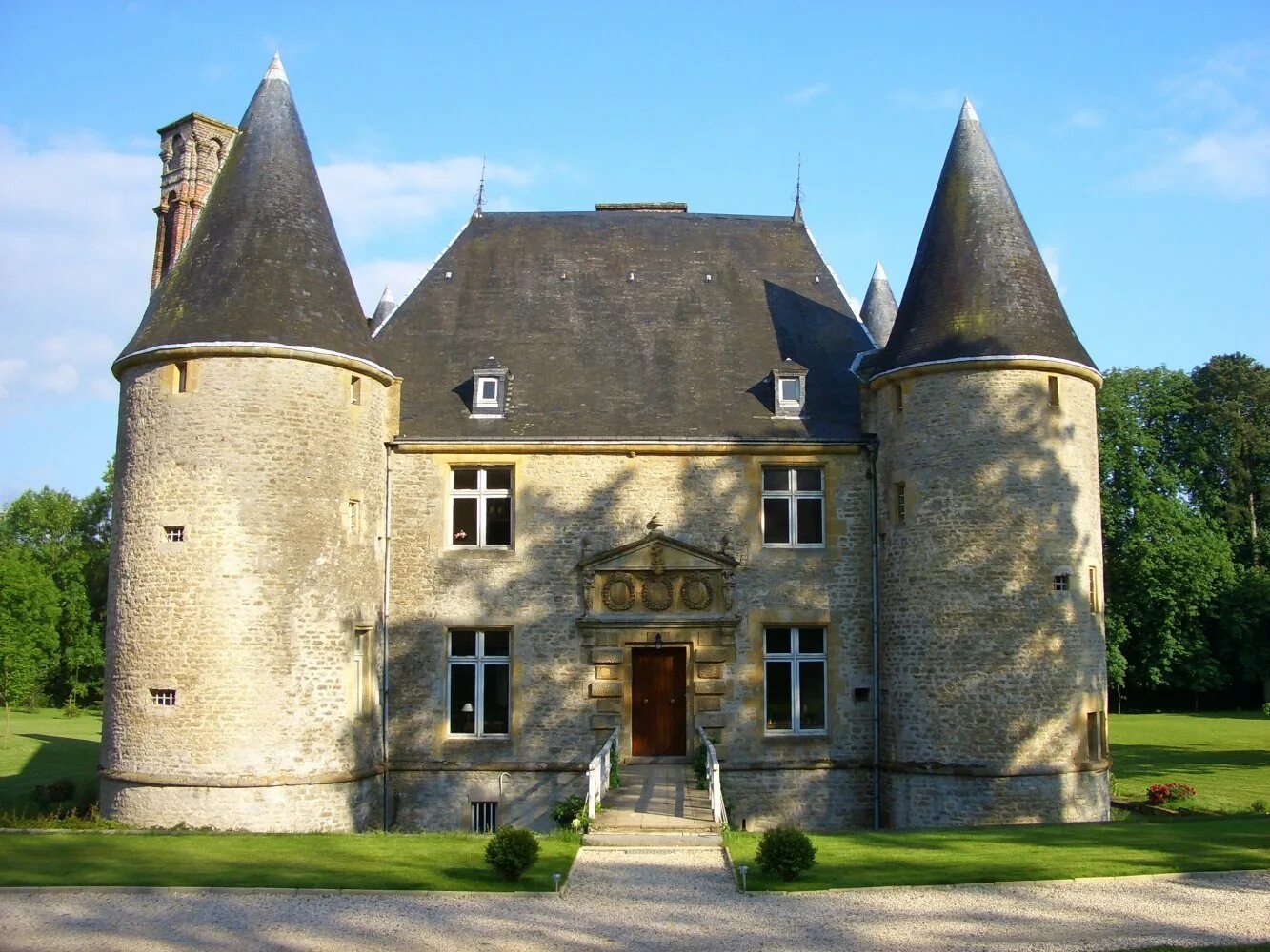 Замок Шато Франция. Замок Пиньероль Франция. Замок Монмор шампань. Замок Мальбрук Франция.