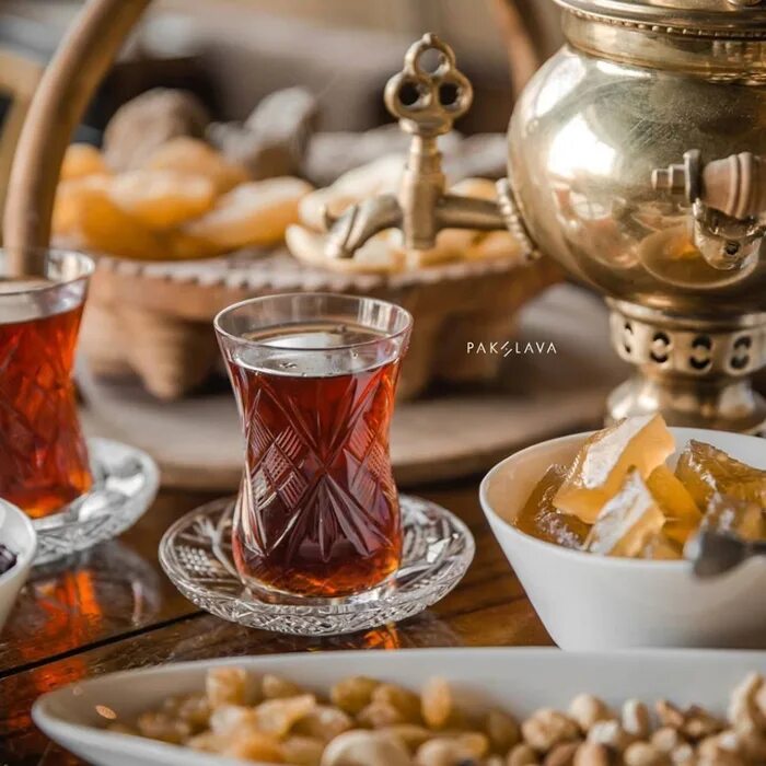 армуд азербайджанский. армуды для чая в азербайджане. чайная церемония армуды. азербайджан чай армуды самовар. азербайджанский чай армуду.