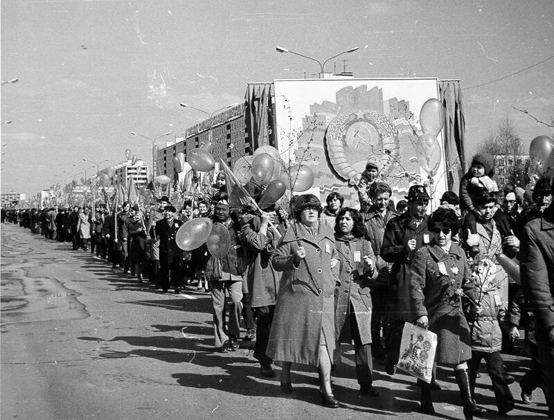 1 мая 70. Первомайская демонстрация. Советская демонстрация. Первомайская демонстрация в СССР. Первомайская демонстрация 1968 год Москва.