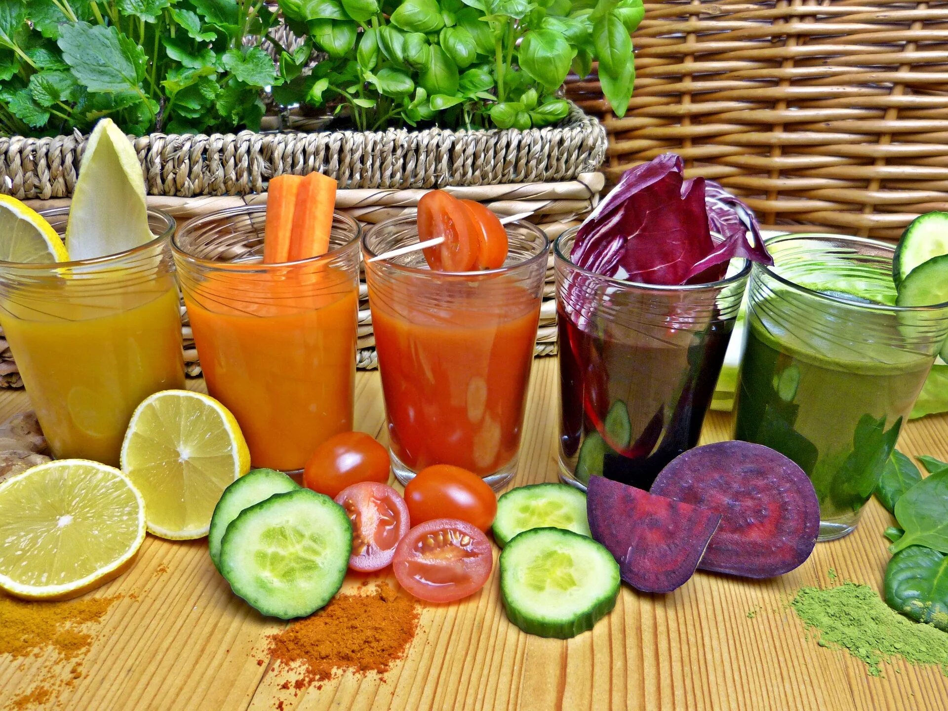 Овощной детокс смузи. Сок из овощей. Свежевыжатый овощной сок. Фруктовые и овощные соки.