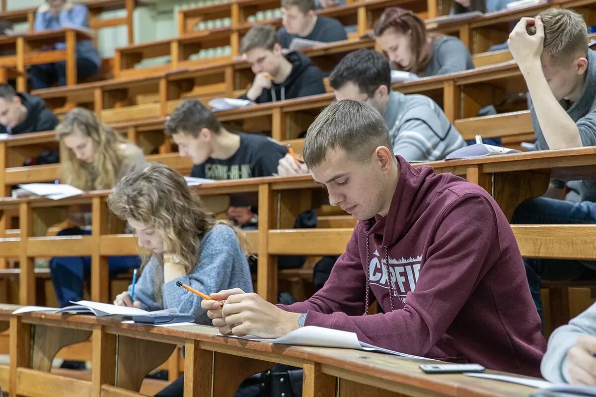 СПБПУ Петра Великого абитуриенты. Экзамен в вузе. Бюджетные места в вузах. Политех студенты.