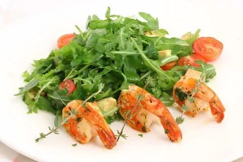 Салат руккола с креветками и черри