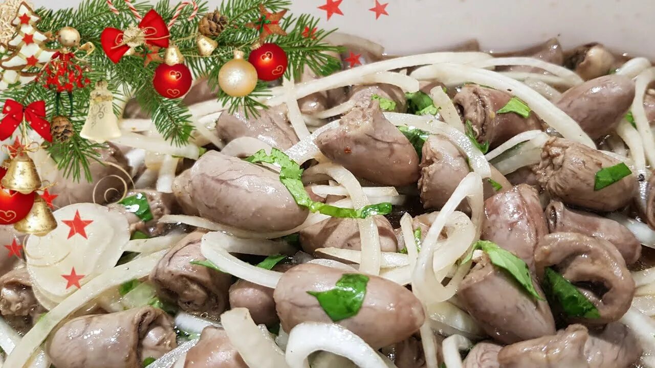 Вкусно замариновать сердечки. Маринованные куриные сердечки. куриные сердечки закуска. куриные сердечки с луком. холодная закуска из куриных сердечек.