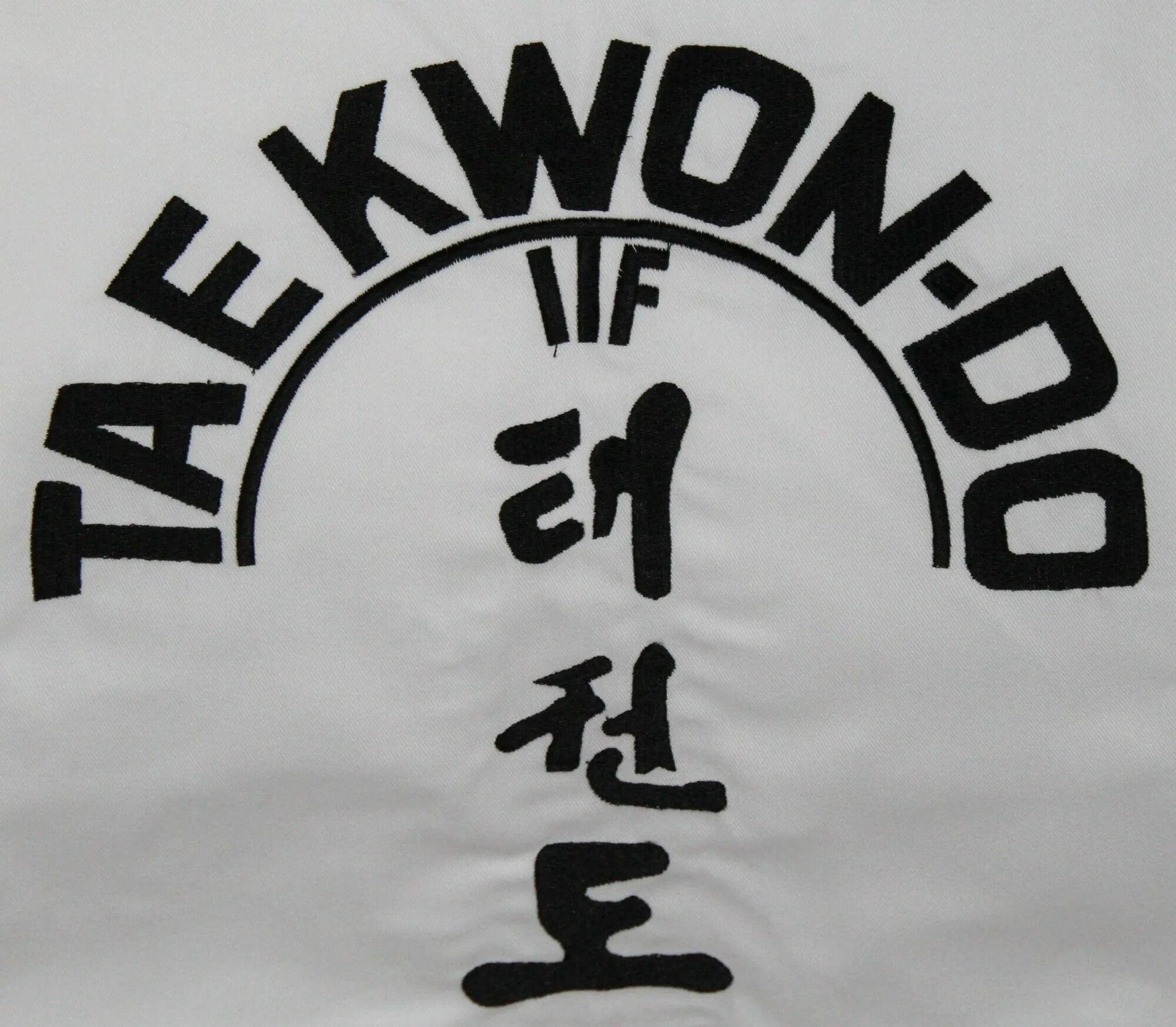 Надпись тхэквондо итф. Тхэквондо надпись. Taekwondo надпись. Taekwondo надпись. Символ тхэквондо мфт.