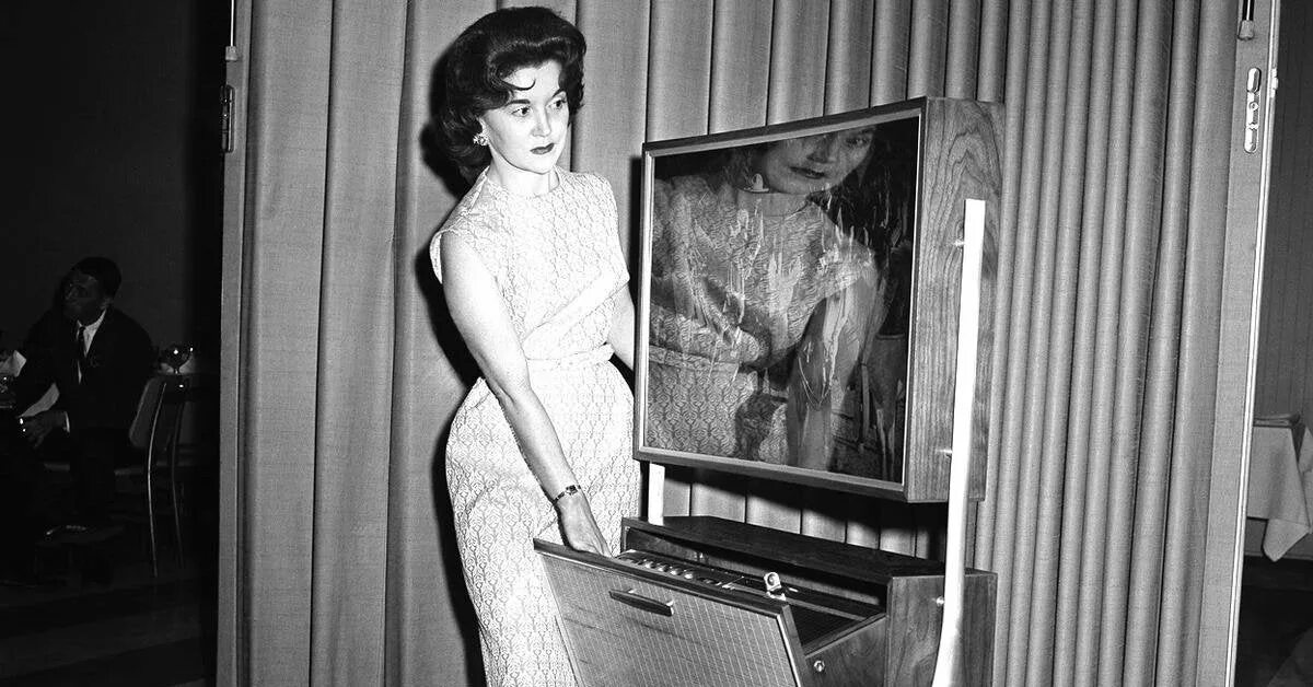 Первый плоский телевизор. Телевизор 1961. Телевизор 1961 года. Первый плоский телевизор в мире.