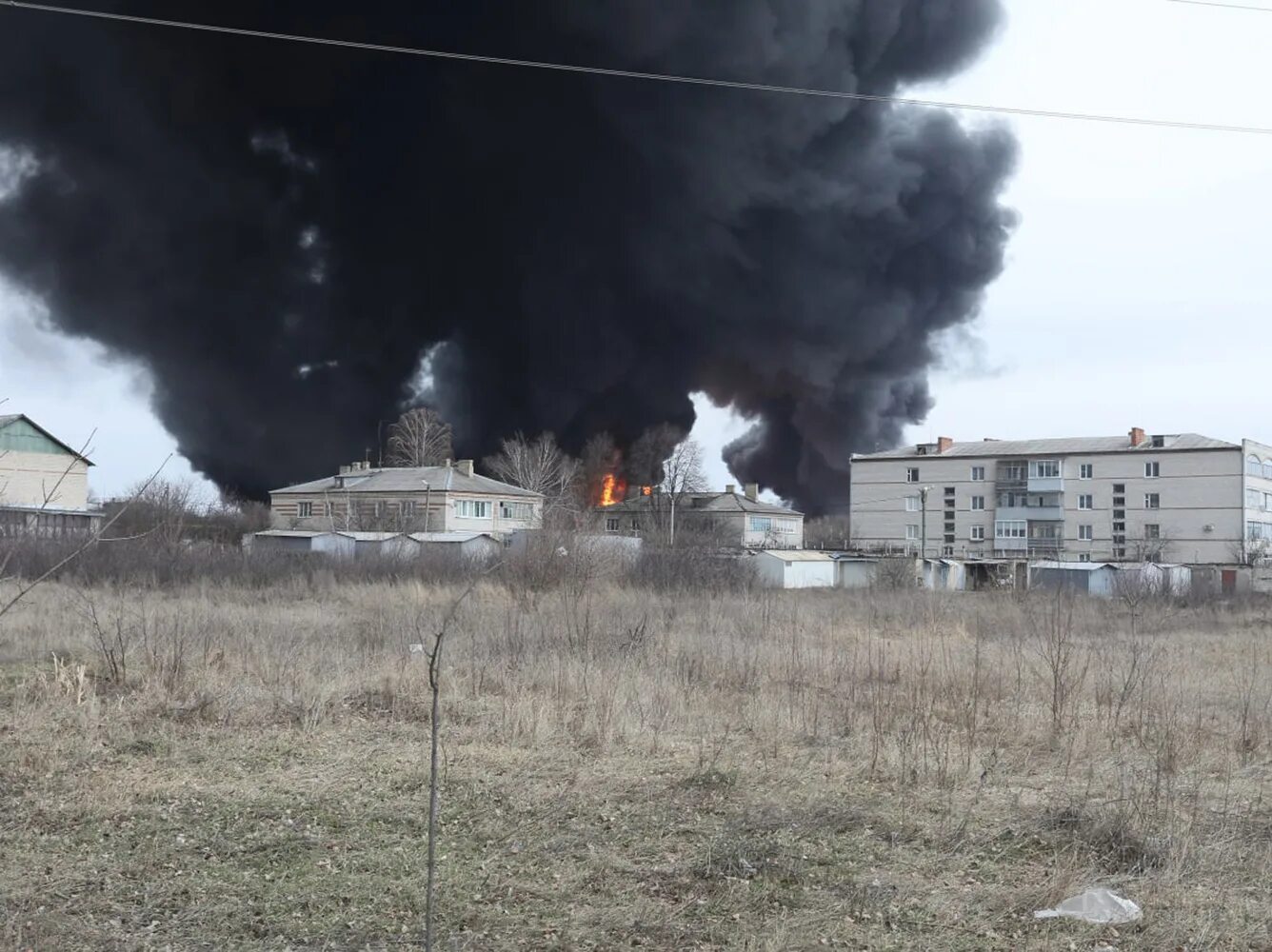 Сколько будут бомбить белгород. Атака на нефтебазу в Белгороде. Белгород Нефтебаза взрыв. Нефтебаза Белгород два вертолёта. Нефтебаза в Белгородской области.